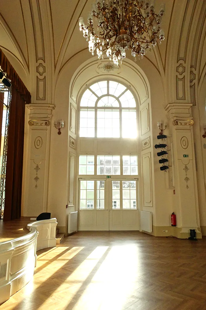 brandschutztuere-sparkassensaal.jpg